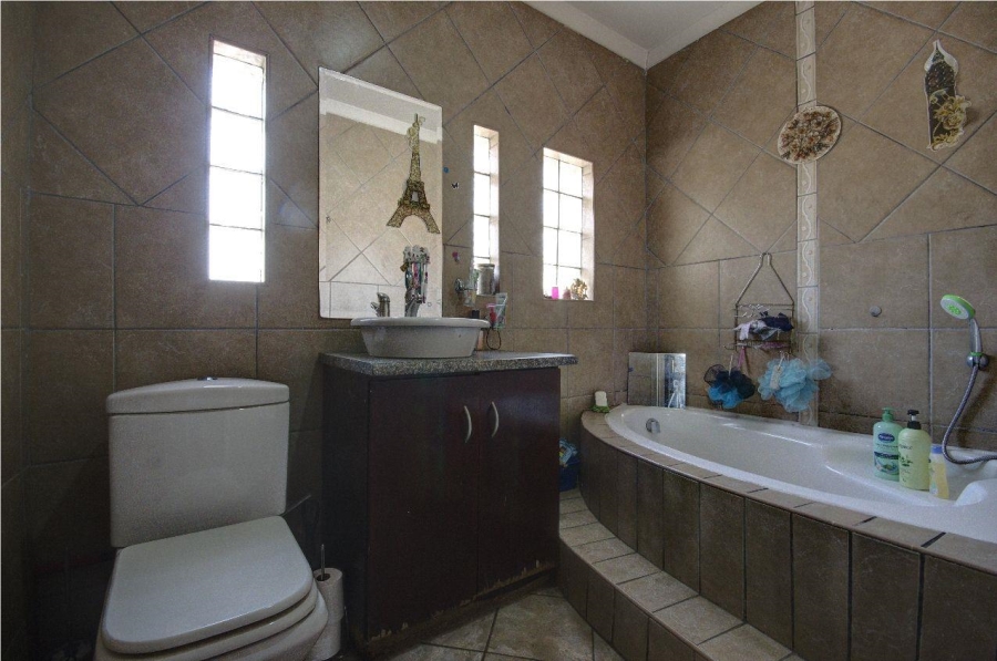 6 Bedroom Property for Sale in Brackendowns Gauteng