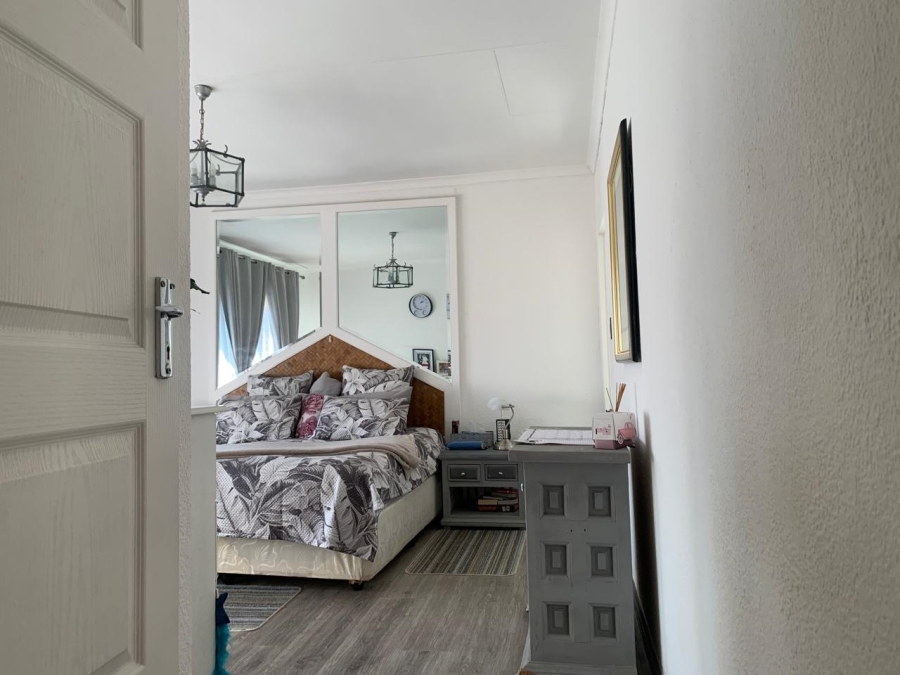 5 Bedroom Property for Sale in Edleen Gauteng