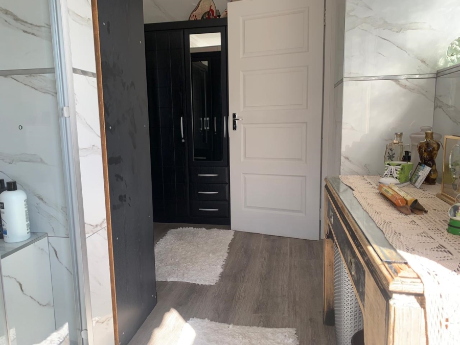 5 Bedroom Property for Sale in Edleen Gauteng