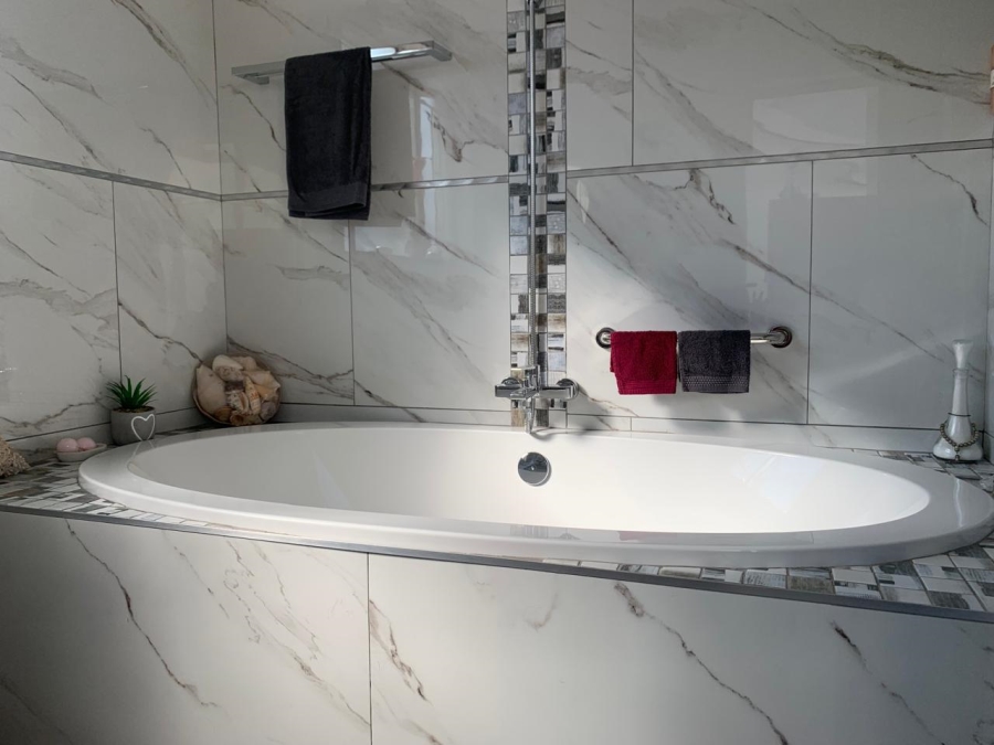 5 Bedroom Property for Sale in Edleen Gauteng