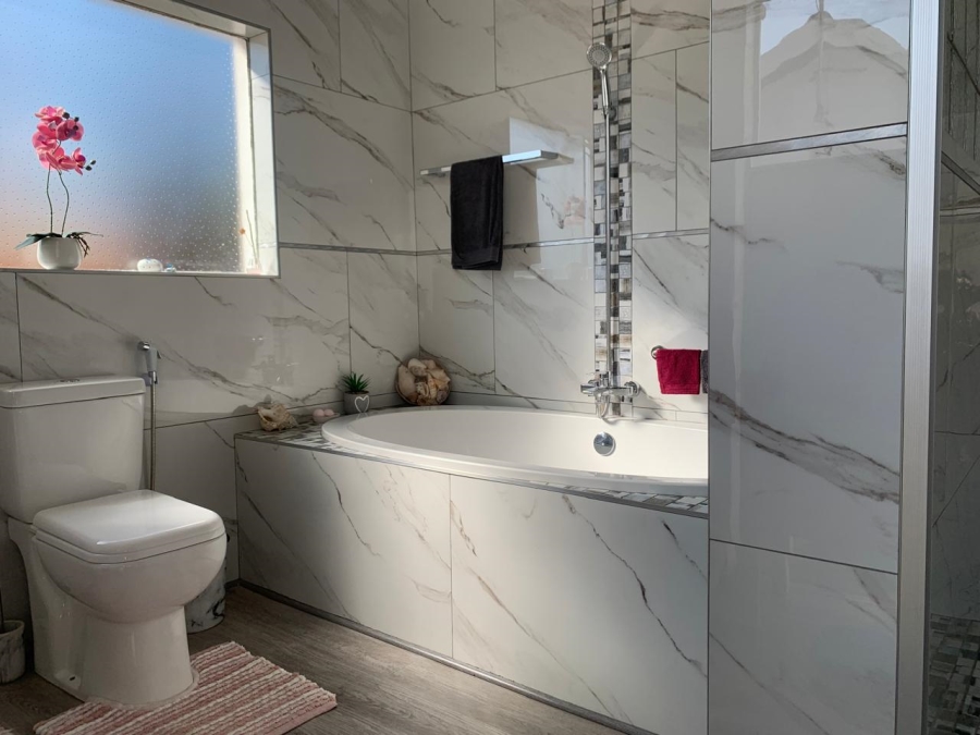 5 Bedroom Property for Sale in Edleen Gauteng