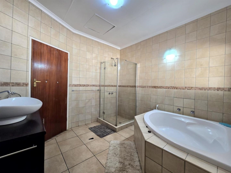 6 Bedroom Property for Sale in New Redruth Gauteng