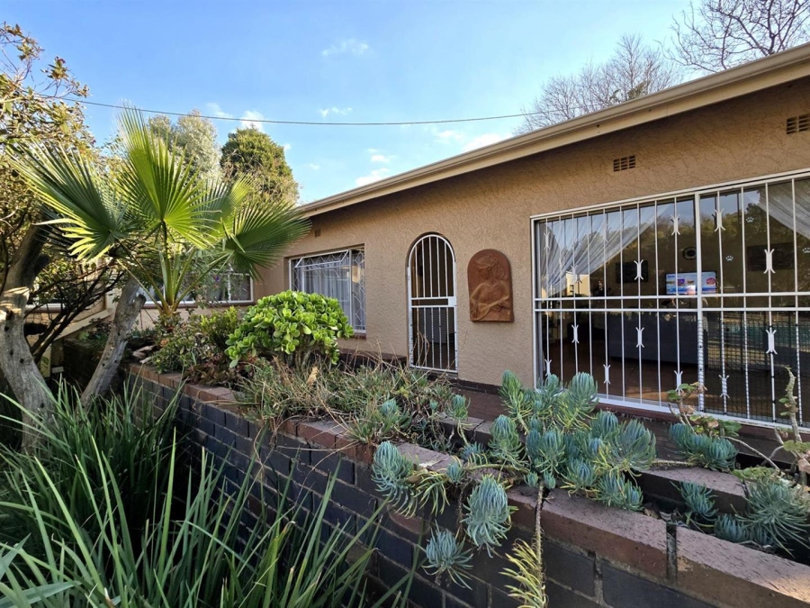 6 Bedroom Property for Sale in New Redruth Gauteng