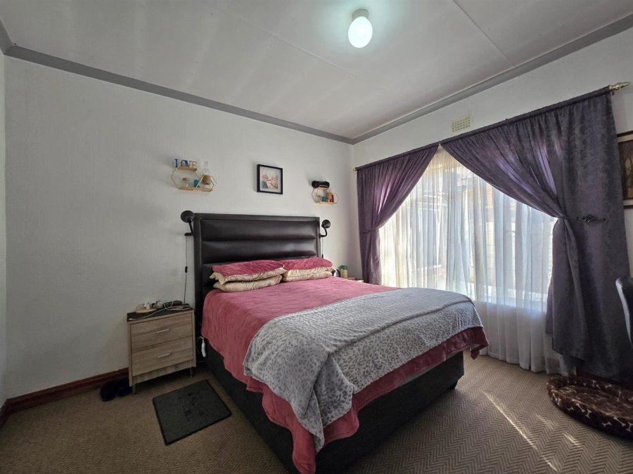 6 Bedroom Property for Sale in New Redruth Gauteng