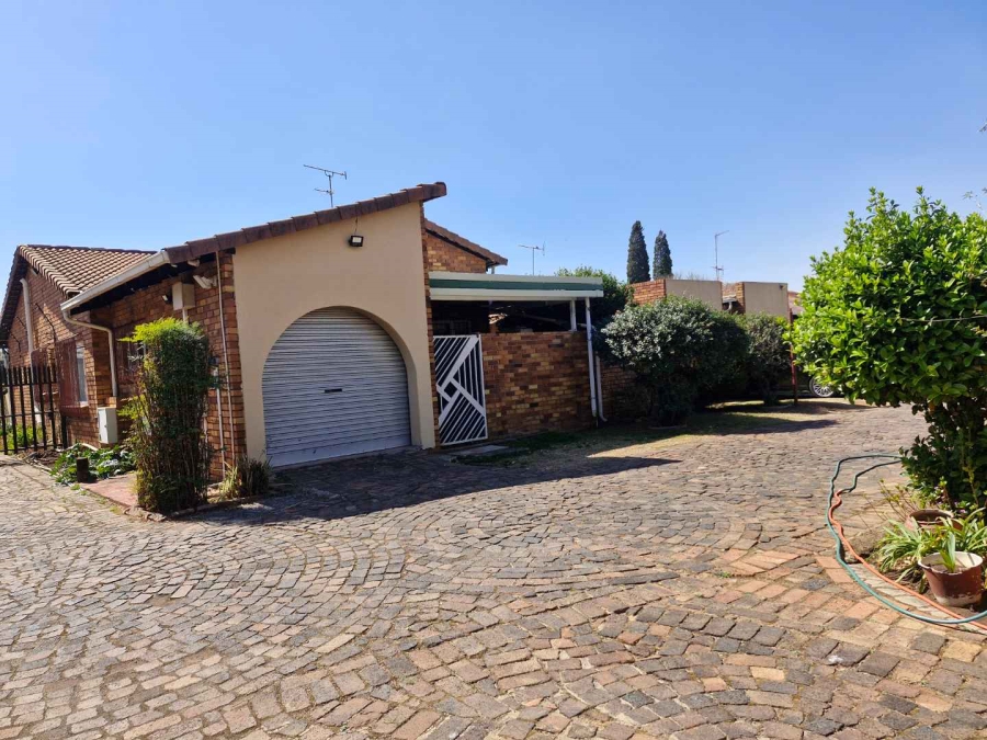 2 Bedroom Property for Sale in Beyerspark Gauteng