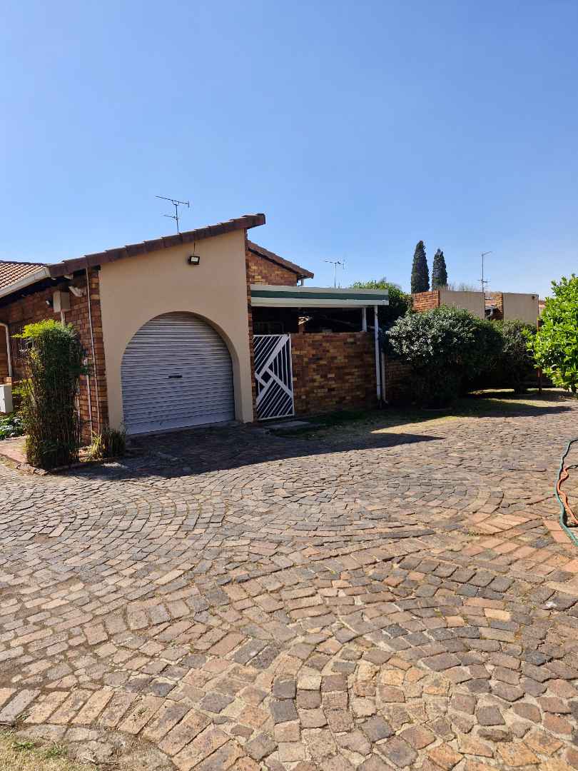 2 Bedroom Property for Sale in Beyerspark Gauteng