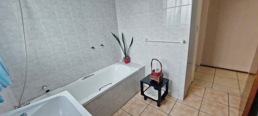 4 Bedroom Property for Sale in Verwoerdpark Gauteng