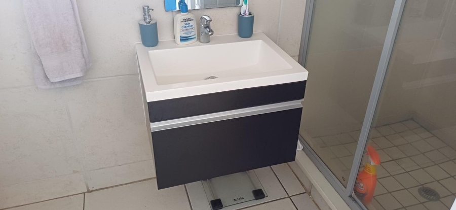 To Let 2 Bedroom Property for Rent in Edenvale Gauteng