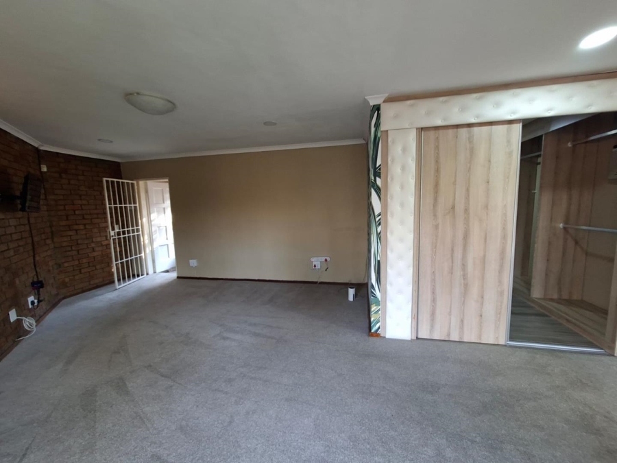 To Let 4 Bedroom Property for Rent in Buccleuch Gauteng