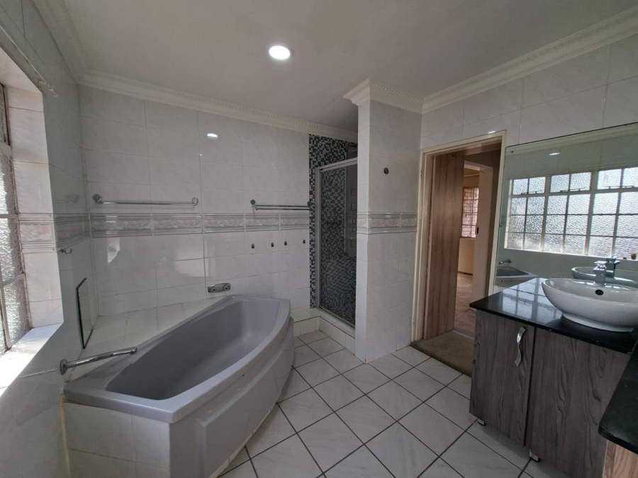 To Let 4 Bedroom Property for Rent in Buccleuch Gauteng