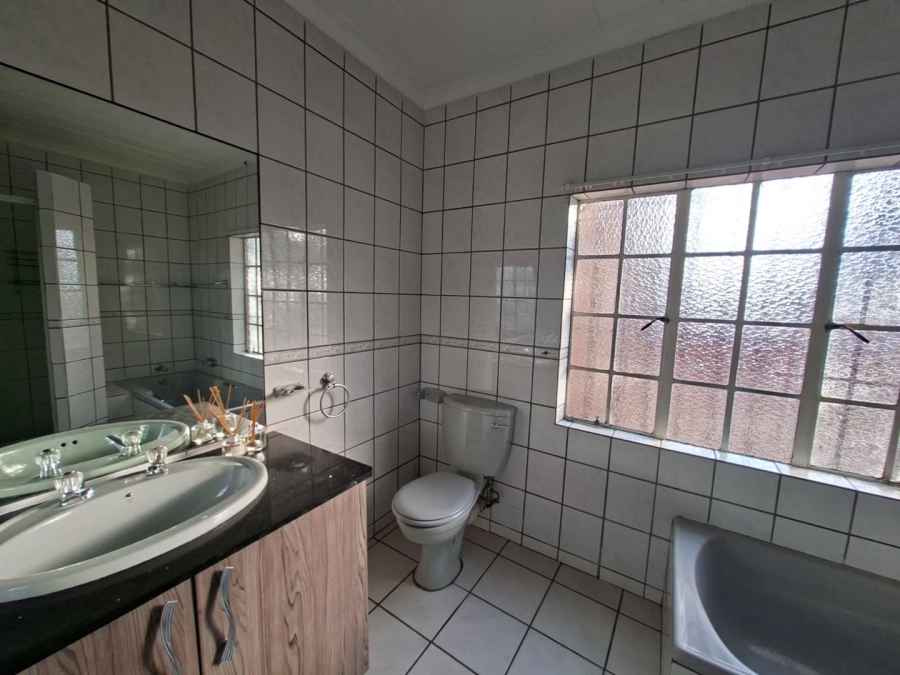 To Let 4 Bedroom Property for Rent in Buccleuch Gauteng