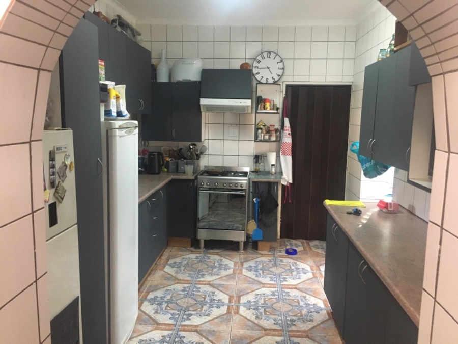5 Bedroom Property for Sale in Rooihuiskraal Gauteng
