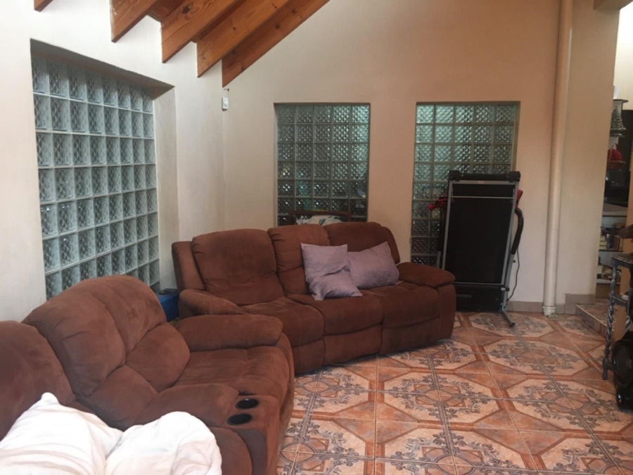 5 Bedroom Property for Sale in Rooihuiskraal Gauteng