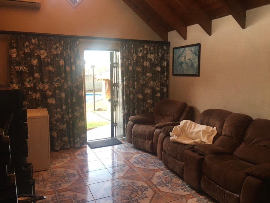 5 Bedroom Property for Sale in Rooihuiskraal Gauteng