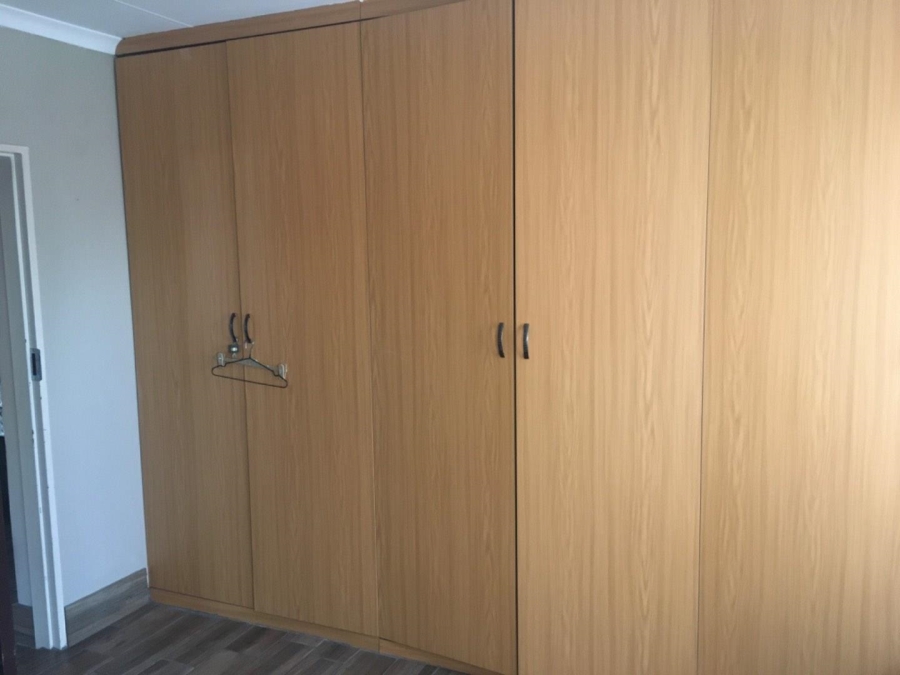 5 Bedroom Property for Sale in Rooihuiskraal Gauteng