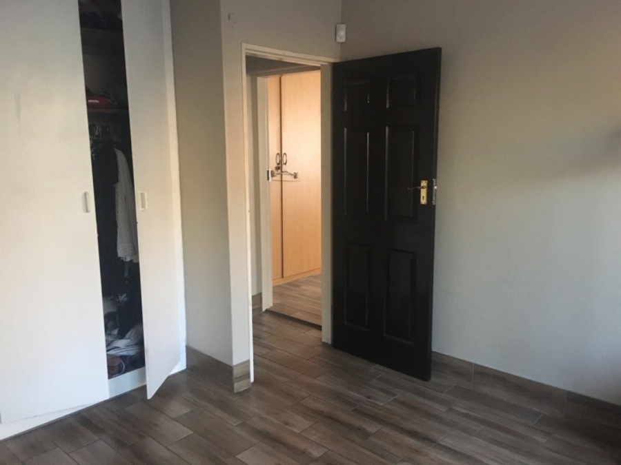 5 Bedroom Property for Sale in Rooihuiskraal Gauteng