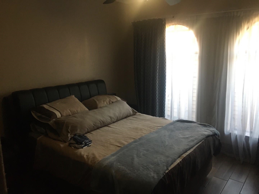 5 Bedroom Property for Sale in Rooihuiskraal Gauteng