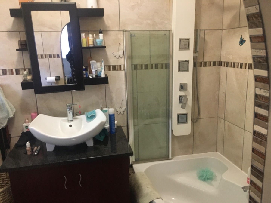 5 Bedroom Property for Sale in Rooihuiskraal Gauteng