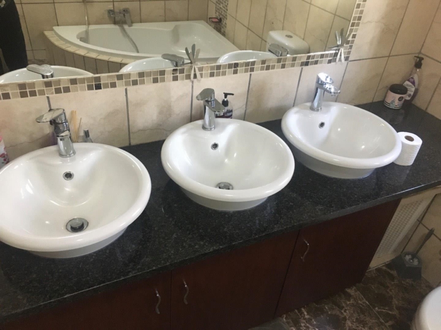 5 Bedroom Property for Sale in Rooihuiskraal Gauteng
