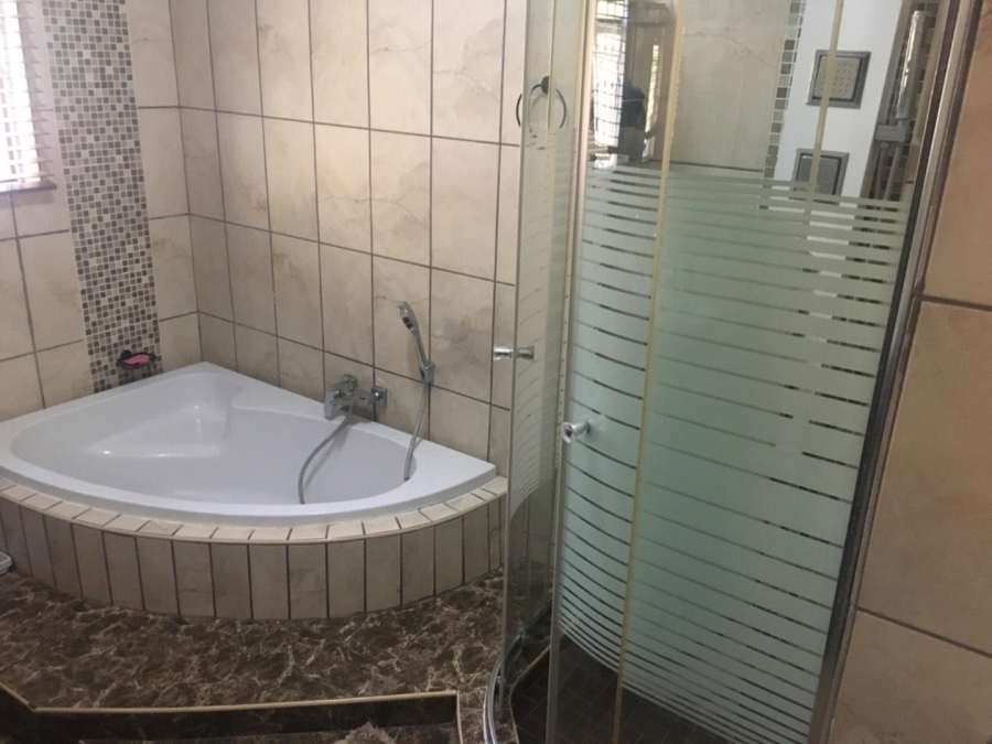 5 Bedroom Property for Sale in Rooihuiskraal Gauteng