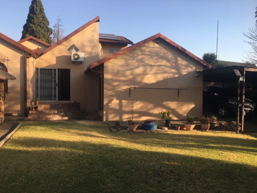 5 Bedroom Property for Sale in Rooihuiskraal Gauteng