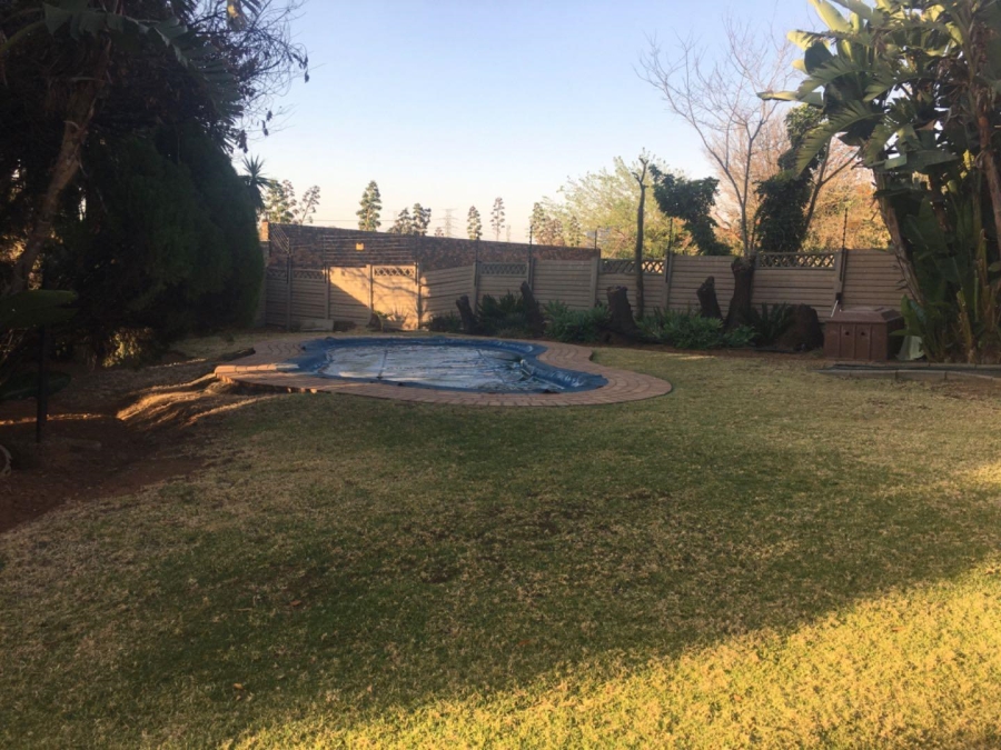 5 Bedroom Property for Sale in Rooihuiskraal Gauteng