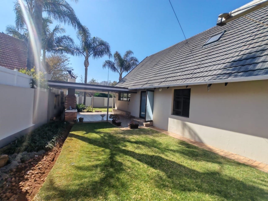 5 Bedroom Property for Sale in Glen Marais Gauteng