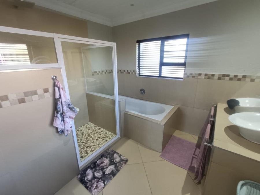 5 Bedroom Property for Sale in Eldoraigne Gauteng
