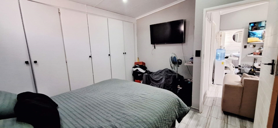 2 Bedroom Property for Sale in Klippoortje Gauteng