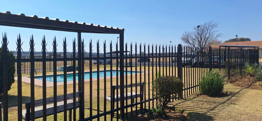 2 Bedroom Property for Sale in Klippoortje Gauteng