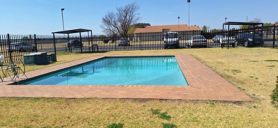 2 Bedroom Property for Sale in Klippoortje Gauteng