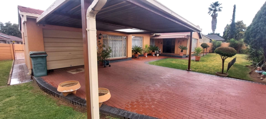 4 Bedroom Property for Sale in Verwoerdpark Gauteng