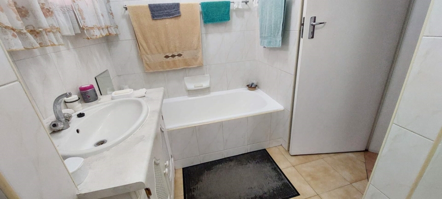 4 Bedroom Property for Sale in Verwoerdpark Gauteng