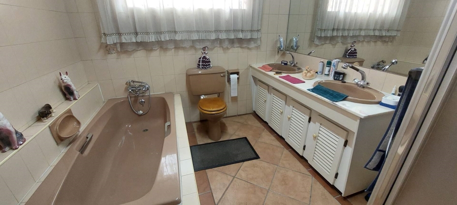 4 Bedroom Property for Sale in Verwoerdpark Gauteng