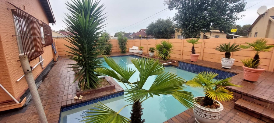 4 Bedroom Property for Sale in Verwoerdpark Gauteng