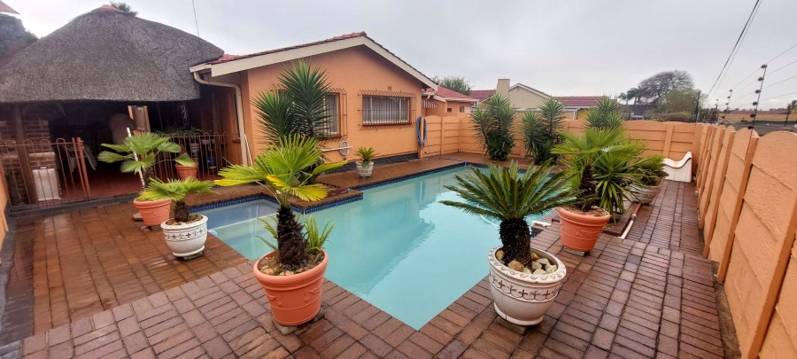 4 Bedroom Property for Sale in Verwoerdpark Gauteng