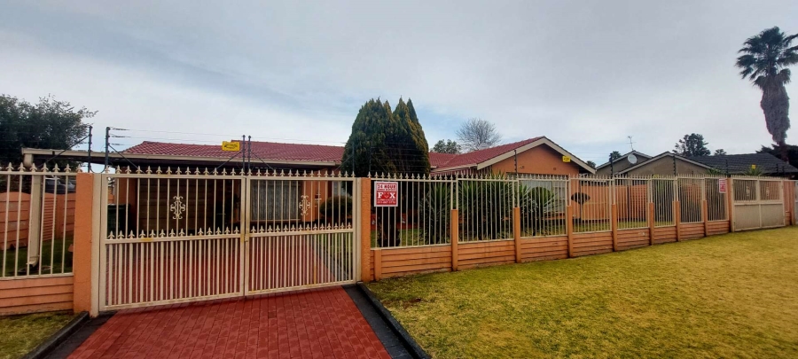 4 Bedroom Property for Sale in Verwoerdpark Gauteng