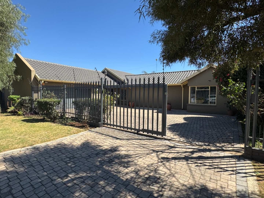 4 Bedroom Property for Sale in Verwoerdpark Gauteng