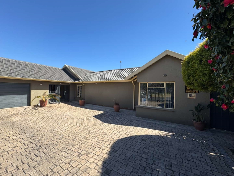 4 Bedroom Property for Sale in Verwoerdpark Gauteng