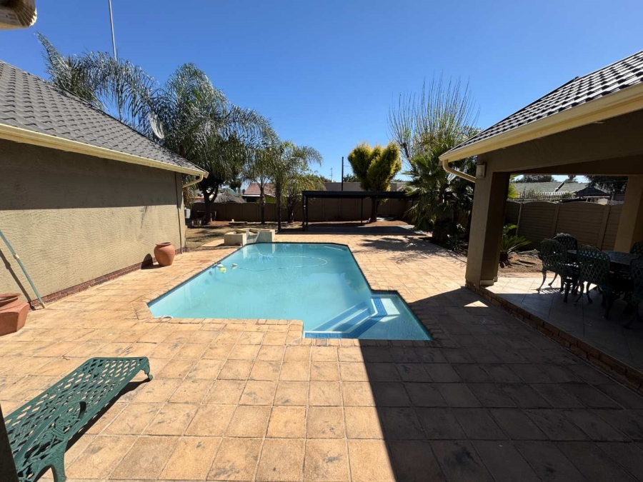 4 Bedroom Property for Sale in Verwoerdpark Gauteng