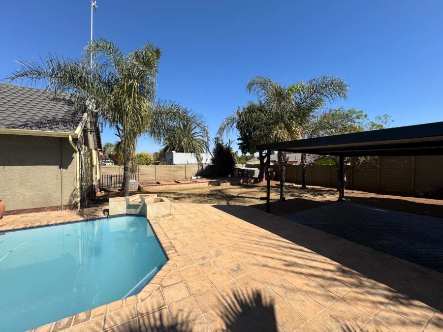 4 Bedroom Property for Sale in Verwoerdpark Gauteng