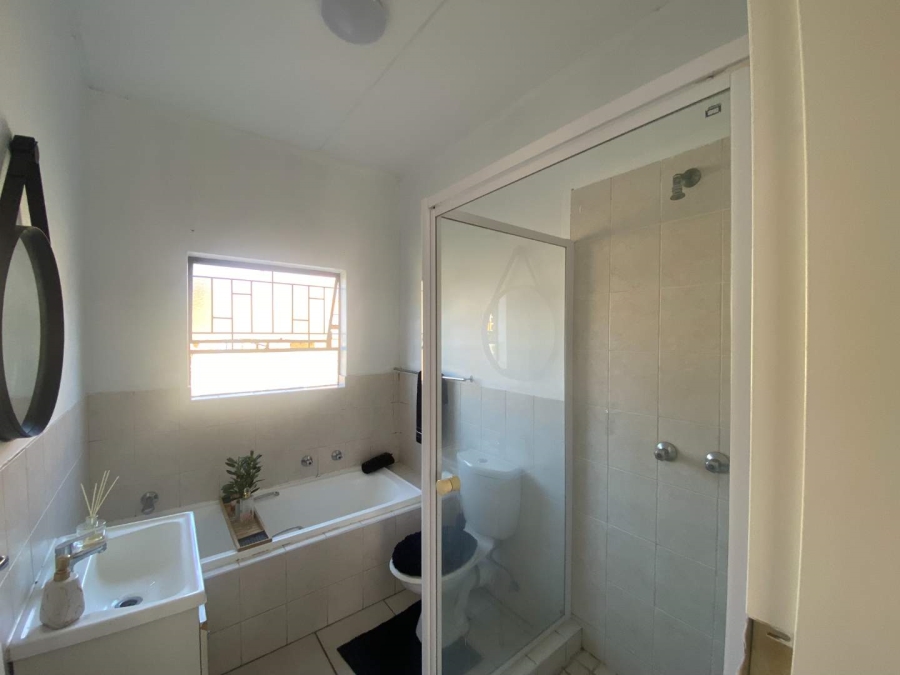 2 Bedroom Property for Sale in Wilgeheuwel Gauteng