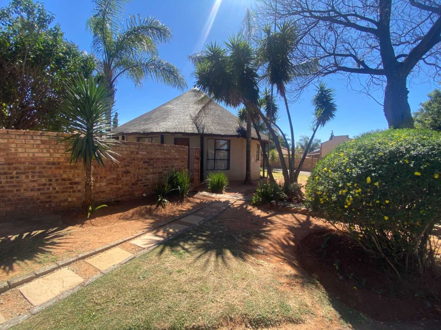 2 Bedroom Property for Sale in Wilgeheuwel Gauteng