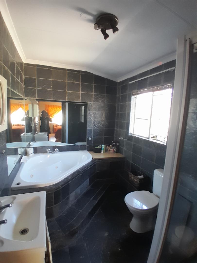 4 Bedroom Property for Sale in Verwoerdpark Gauteng