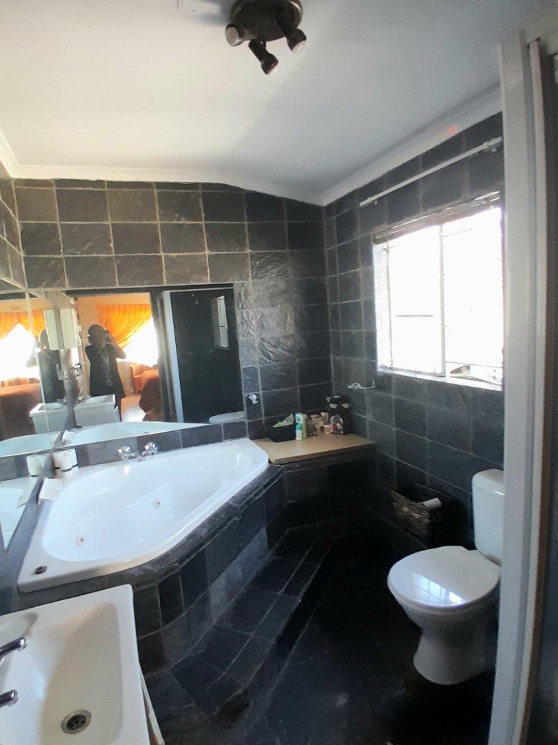 4 Bedroom Property for Sale in Verwoerdpark Gauteng