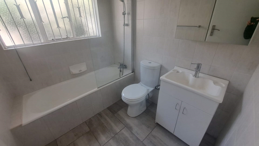 To Let 2 Bedroom Property for Rent in Robindale Gauteng