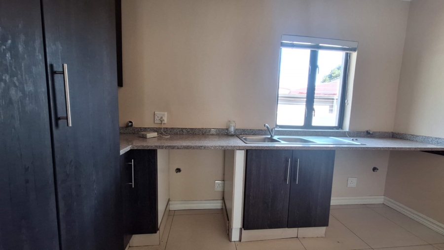To Let 3 Bedroom Property for Rent in Greenside Gauteng
