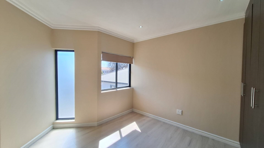 To Let 3 Bedroom Property for Rent in Greenside Gauteng