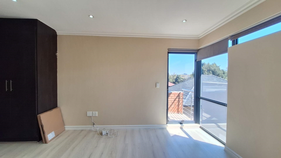To Let 3 Bedroom Property for Rent in Greenside Gauteng