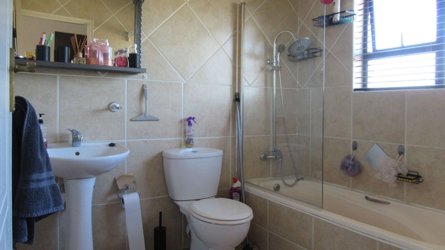 1 Bedroom Property for Sale in Mulbarton Gauteng